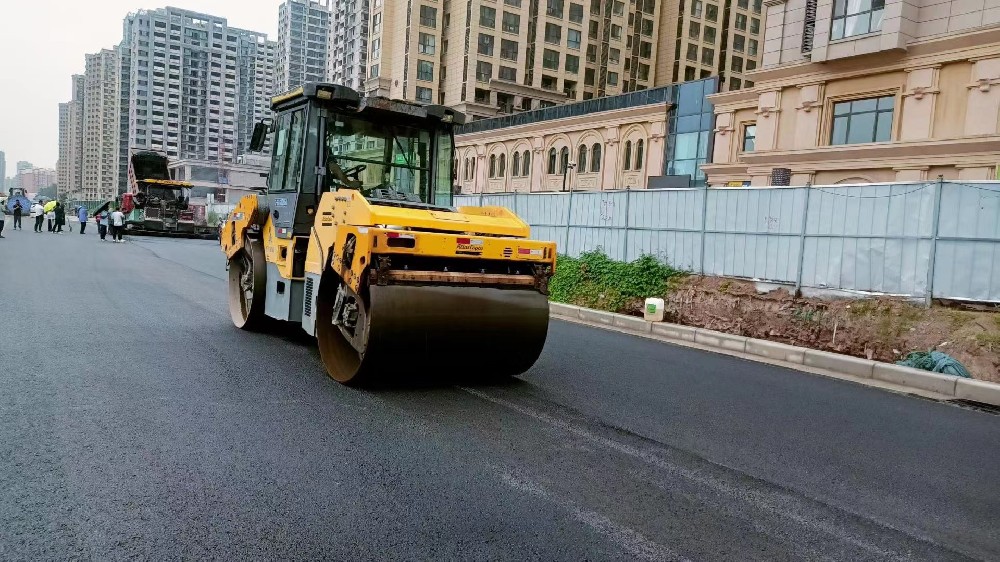 沥青路面摊铺沥青每平方多少费用